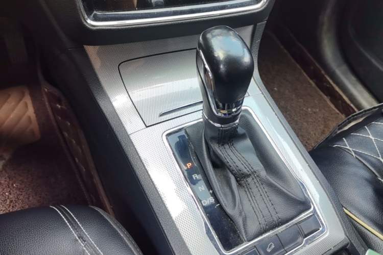 Used Roewe RX5 2018 20T Two-Wheel Drive Automatic Internet Smart Edition Gear Lever