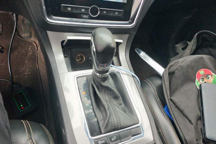 Used Roewe RX5 2018 20T Two-Wheel Drive Automatic Internet Smart Edition Gear Lever