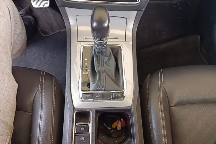 Used Roewe RX5 2018 30T Two-Wheel Drive Automatic Internet Smart Edition Gear Lever