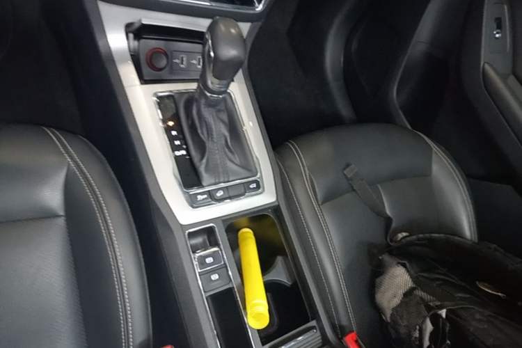 Used Roewe RX5 2018 30T Two-Wheel Drive Automatic Internet Smart Edition Gear Lever