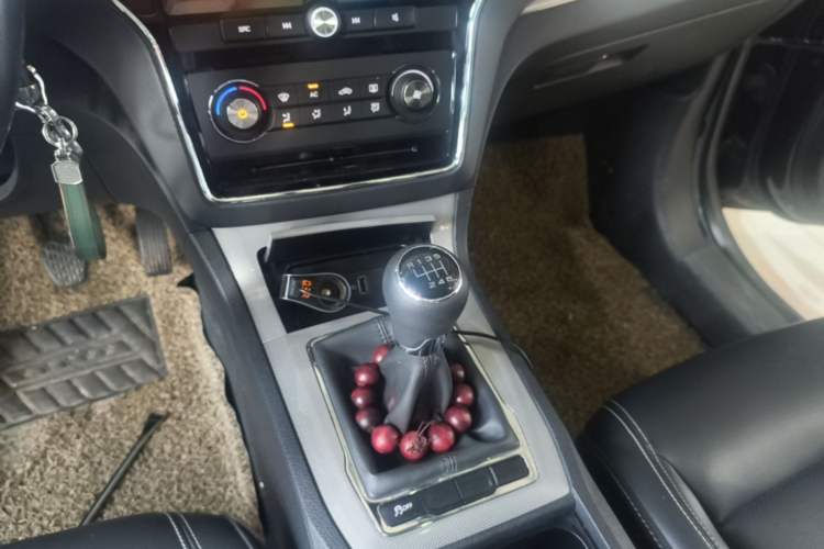 Used Roewe RX5 2018 20T Two-Wheel Drive Manual Flagship Edition Gear Lever