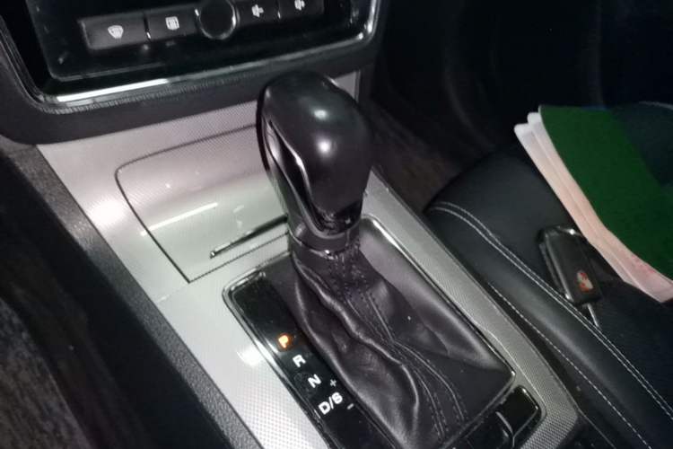 Used Roewe RX5 2018 20T Two-Wheel Drive Automatic Internet Smart Edition Gear Lever
