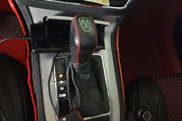Used Roewe RX5 2018 20T Two-Wheel Drive Automatic Flagship Edition Gear Lever