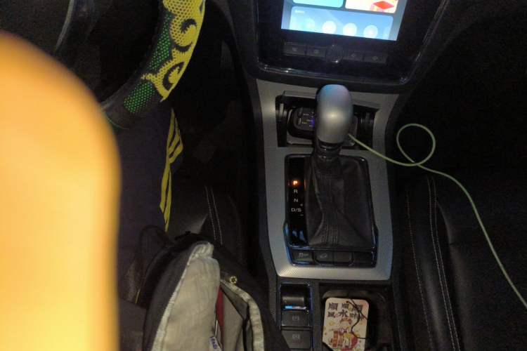Used Roewe RX5 2018 20T Two-Wheel Drive Automatic Internet Smart Edition Gear Lever