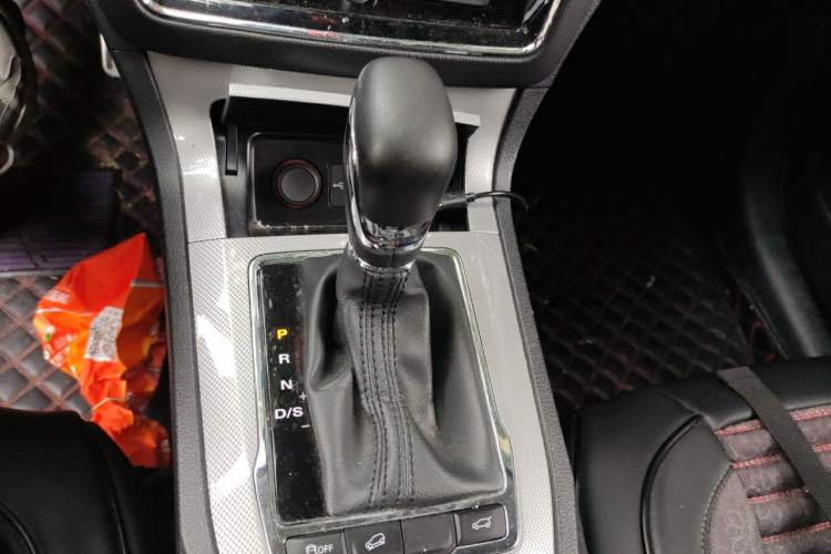 Used Roewe RX5 2018 30T Two-Wheel Drive Automatic Internet Platinum Edition Gear Lever