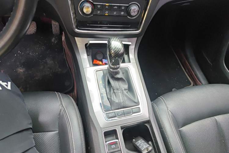 Used Roewe RX5 2018 20T Two-Wheel Drive Automatic Flagship Edition Gear Lever