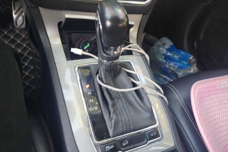 Used Roewe RX5 2018 20T Two-Wheel Drive Automatic Internet Smart Luxury Edition Gear Lever