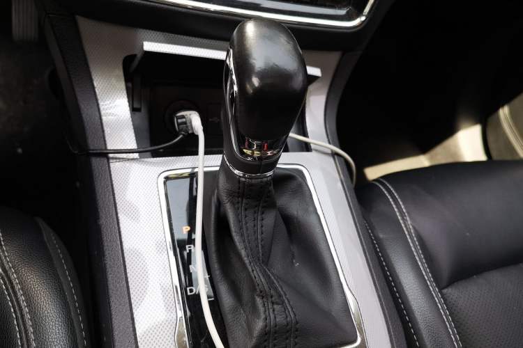 Used Roewe RX5 2018 20T Two-Wheel Drive Automatic Internet Smart Edition Gear Lever