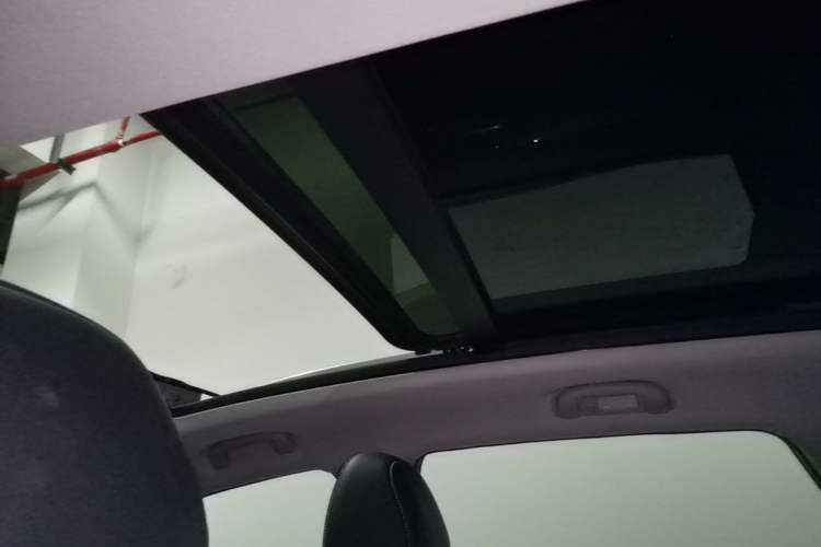 Used Roewe RX5 2018 20T Two-Wheel Drive Automatic Internet Smart Edition Headliner