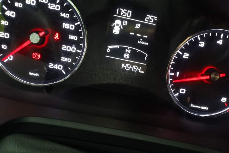 Used Roewe RX5 2018 20T Two-Wheel Drive Manual Internet Smart Edition Odometer Close Up