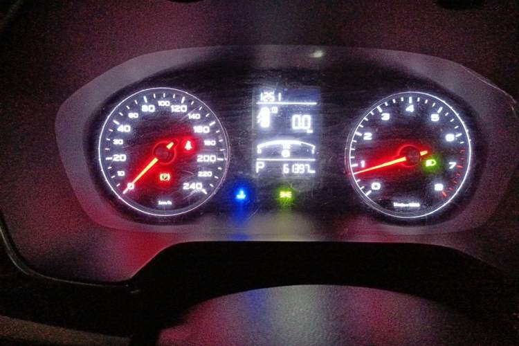 Used Roewe RX5 2018 20T Two-Wheel Drive Automatic Flagship Edition Odometer Close Up