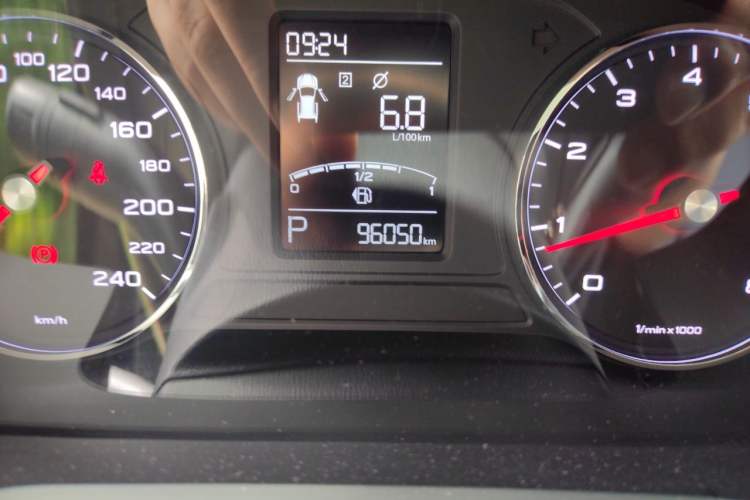 Used Roewe RX5 2018 20T Two-Wheel Drive Automatic Flagship Edition Odometer Close Up