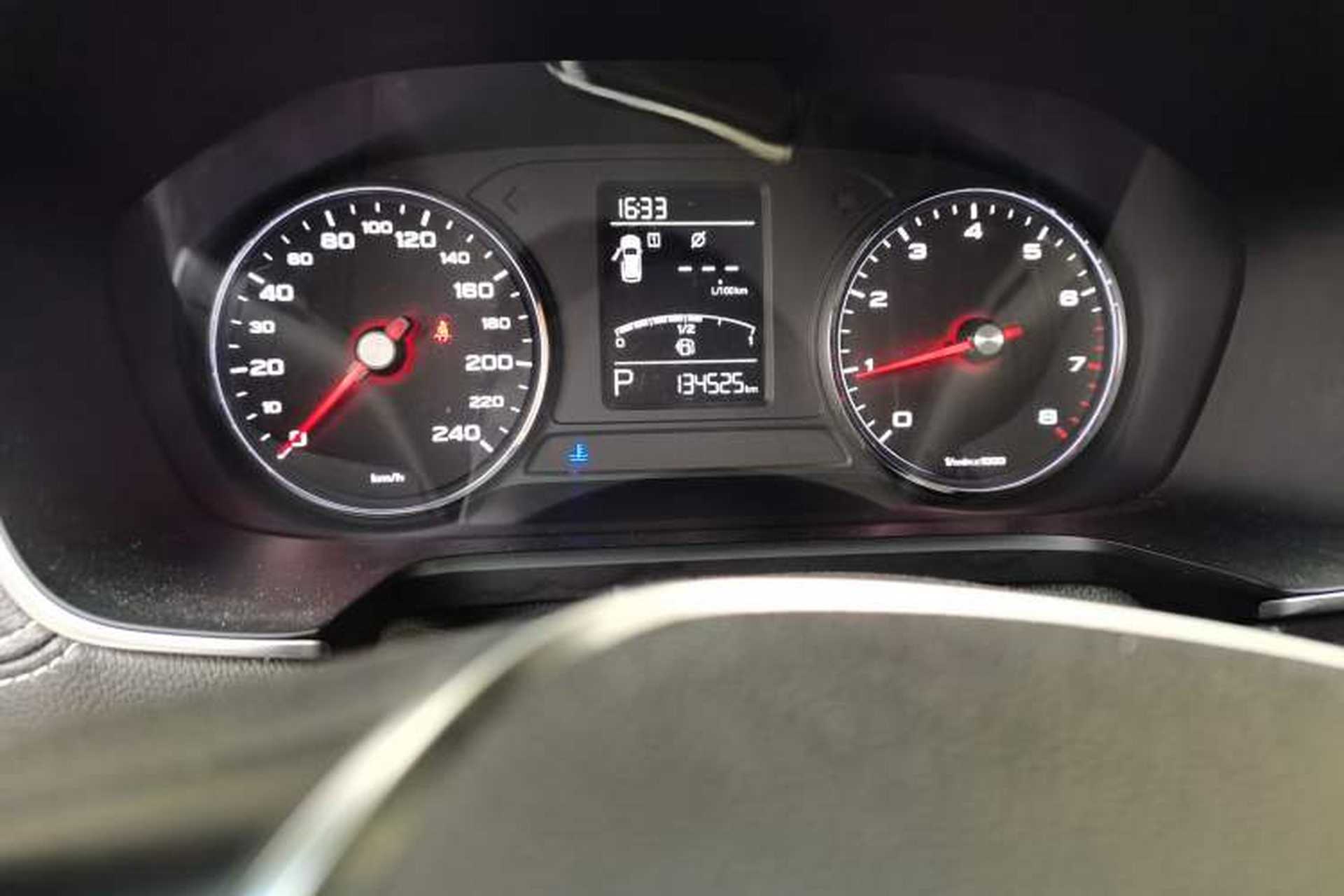 Used Roewe RX5 2018 20T Two-Wheel Drive Automatic Flagship Edition Odometer Close Up