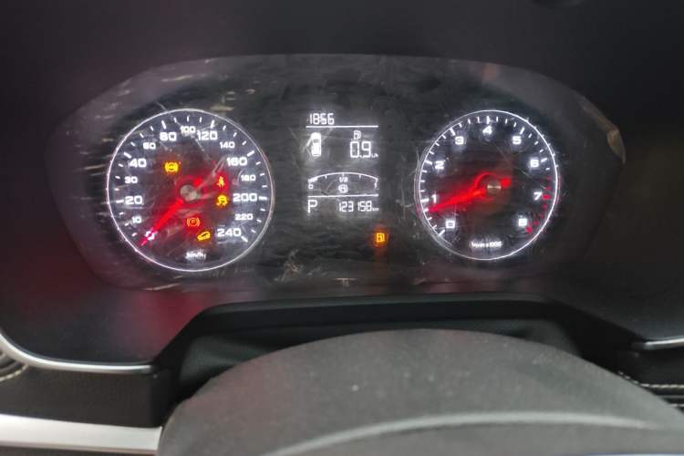 Used Roewe RX5 2018 20T Two-Wheel Drive Automatic Flagship Edition Odometer Close Up