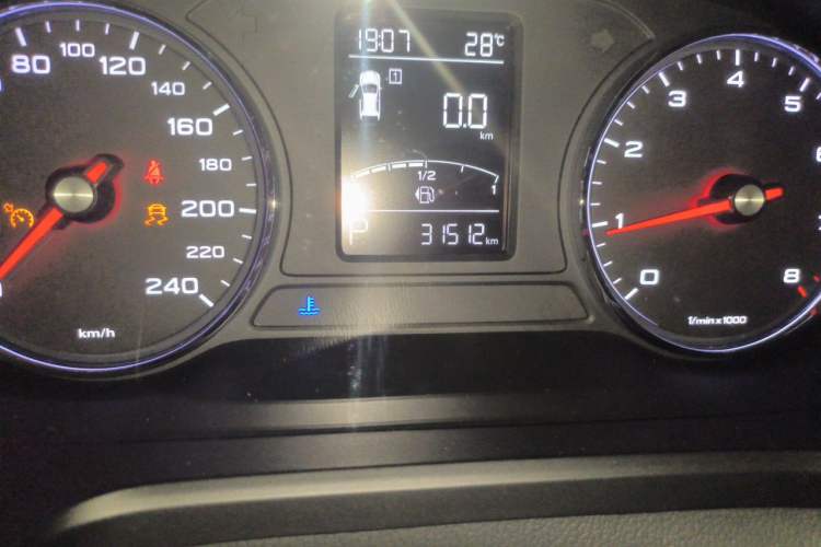 Used Roewe RX5 2018 20T Two-Wheel Drive Automatic Internet Smart Edition Odometer Close Up