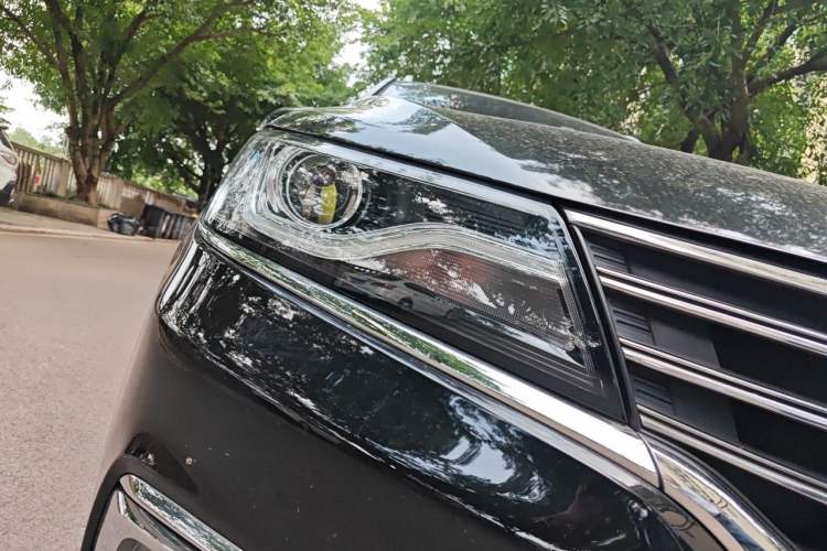 Used Roewe RX5 2018 20T Two-Wheel Drive Automatic Internet Smart Edition Right Front Headlight