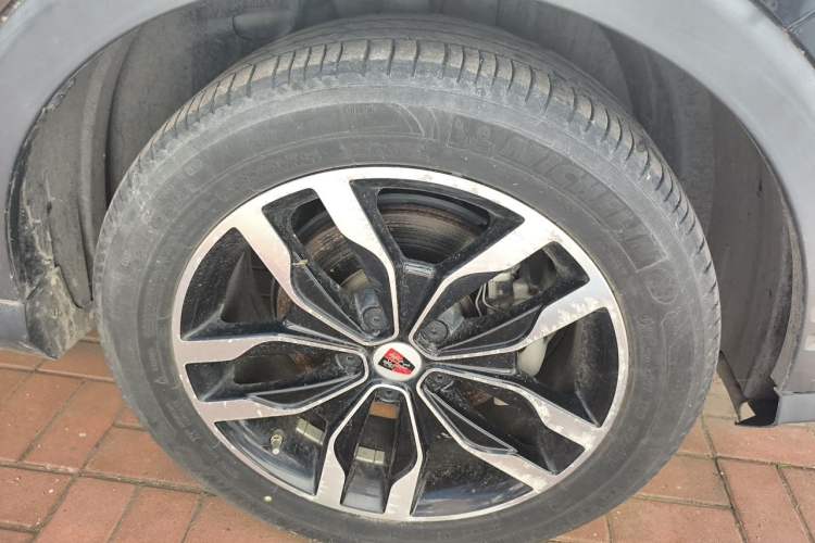 Used Roewe RX5 2018 30T Two-Wheel Drive Automatic Internet Black Gold Limited Edition Right Front Wheel Hub