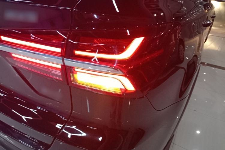 Used Roewe RX5 2018 30T Two-Wheel Drive Automatic Internet Smart Edition Right Rear Taillight