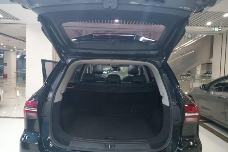 Used Roewe RX5 2018 30T Two-Wheel Drive Automatic Internet Smart Edition Trunk
