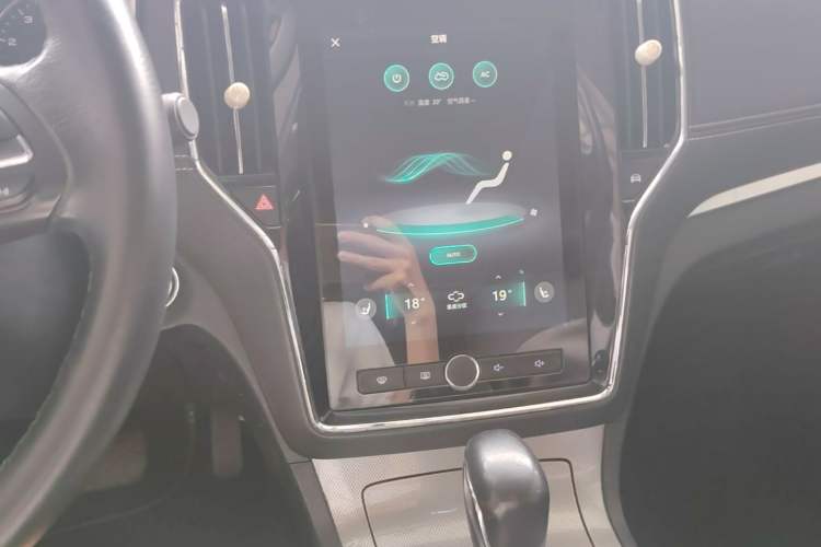 Used Roewe RX5 2018 20T Two-Wheel Drive Automatic Internet Smart Edition Audio And AC Panel