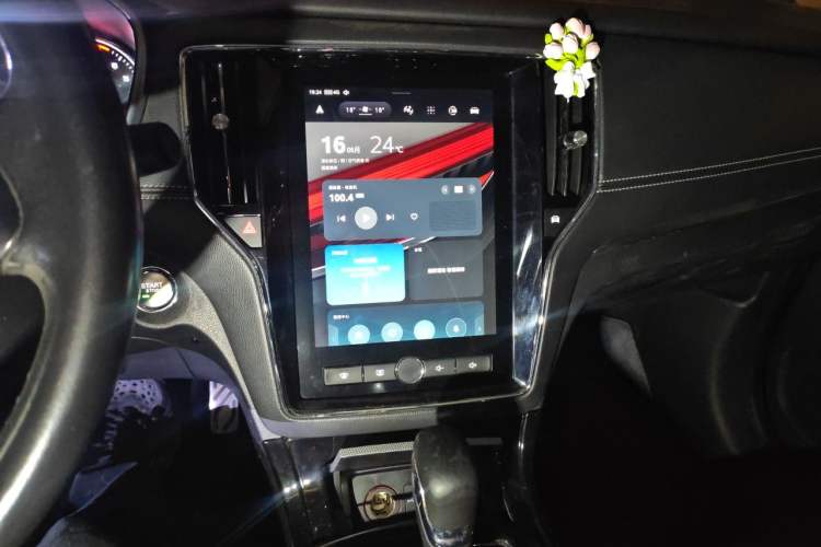 Used Roewe RX5 2018 20T Two-Wheel Drive Automatic Internet Smart Luxury Edition Audio And AC Panel