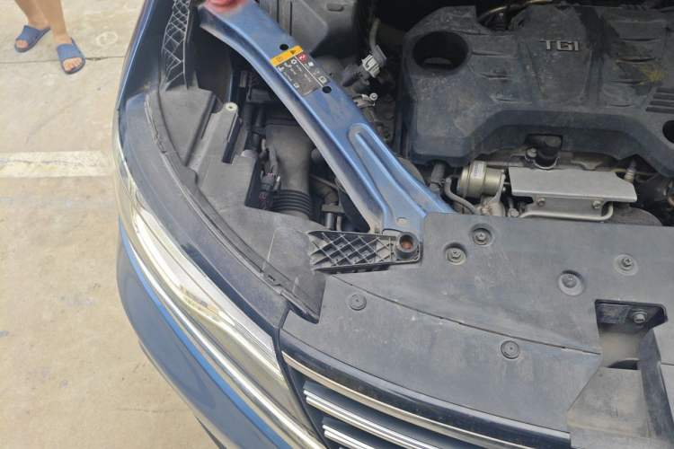 Used Roewe RX5 2018 20T Two-Wheel Drive Automatic Internet Smart Edition Engine Bay Right