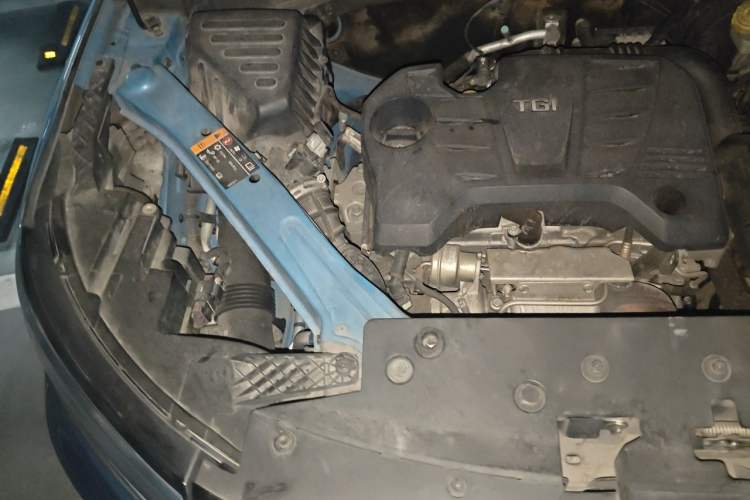 Used Roewe RX5 2018 20T Two-Wheel Drive Automatic Flagship Edition Engine Bay Right