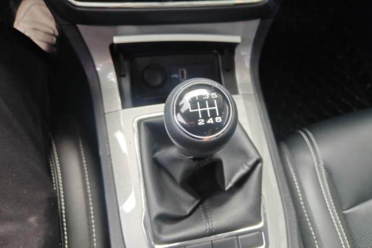 Used Roewe RX5 2018 20T Two-Wheel Drive Manual Flagship Edition Gear Lever