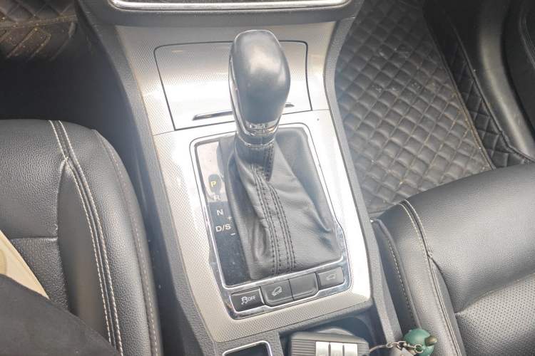 Used Roewe RX5 2018 20T Two-Wheel Drive Automatic Internet Smart Edition Gear Lever
