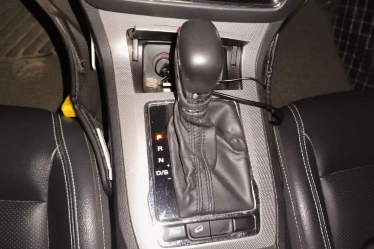 Used Roewe RX5 2018 20T Two-Wheel Drive Automatic Internet Smart Edition Gear Lever