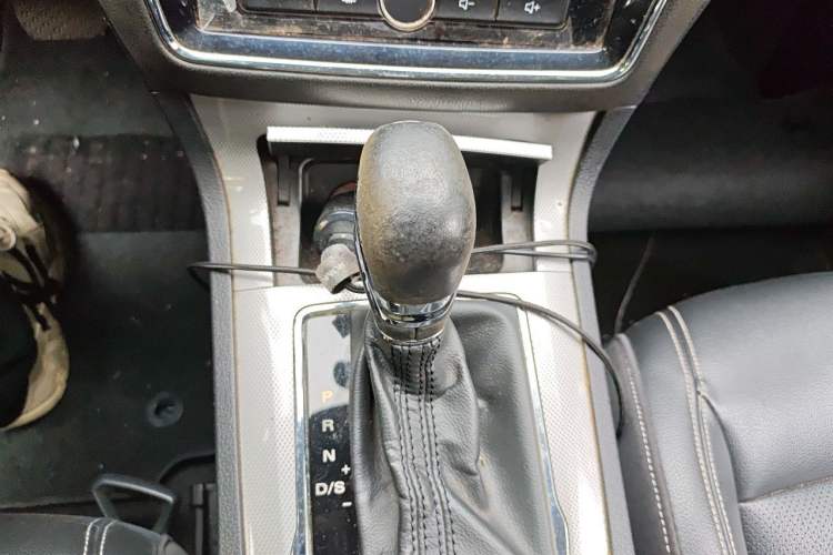 Used Roewe RX5 2018 20T Two-Wheel Drive Automatic Internet Smart Edition Gear Lever