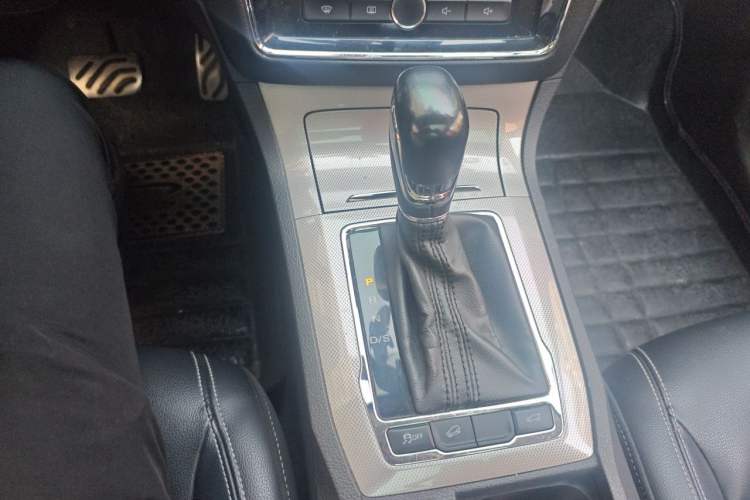 Used Roewe RX5 2018 20T Two-Wheel Drive Automatic Internet Smart Luxury Edition Gear Lever