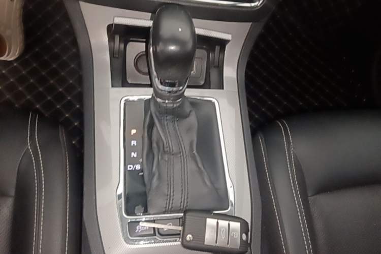 Used Roewe RX5 2018 20T Two-Wheel Drive Automatic Internet Smart Luxury Edition Gear Lever
