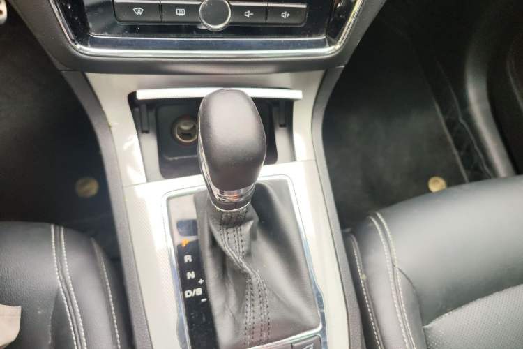 Used Roewe RX5 2018 20T Two-Wheel Drive Automatic Internet Smart Luxury Edition Gear Lever