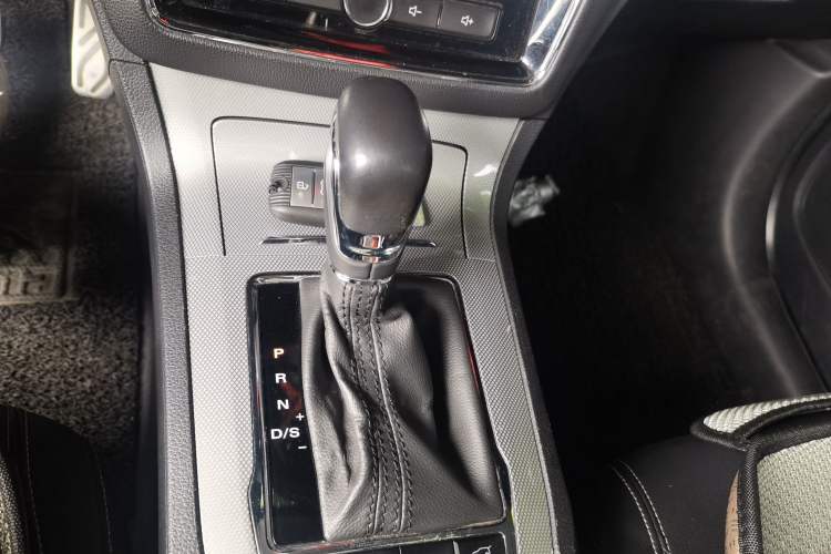 Used Roewe RX5 2018 20T Two-Wheel Drive Automatic Internet Smart Luxury Edition Gear Lever