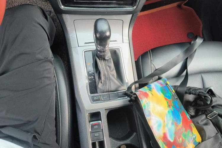 Used Roewe RX5 2018 20T Two-Wheel Drive Automatic Flagship Edition Gear Lever