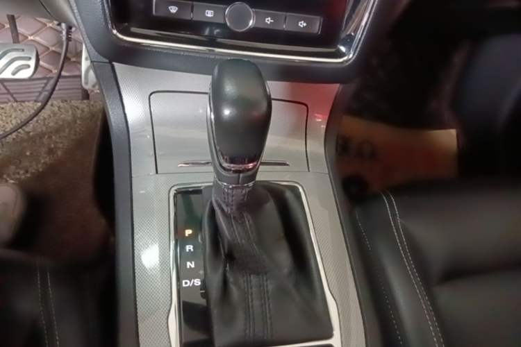 Used Roewe RX5 2018 20T Two-Wheel Drive Automatic Internet Smart Luxury Edition Gear Lever