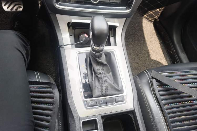 Used Roewe RX5 2018 20T Two-Wheel Drive Automatic Internet Smart Edition Gear Lever