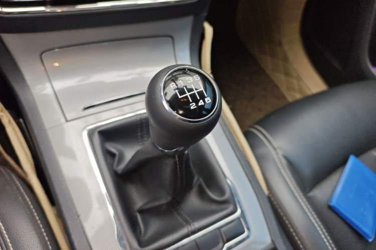 Used Roewe RX5 2018 20T Two-Wheel Drive Manual Flagship Edition Gear Lever