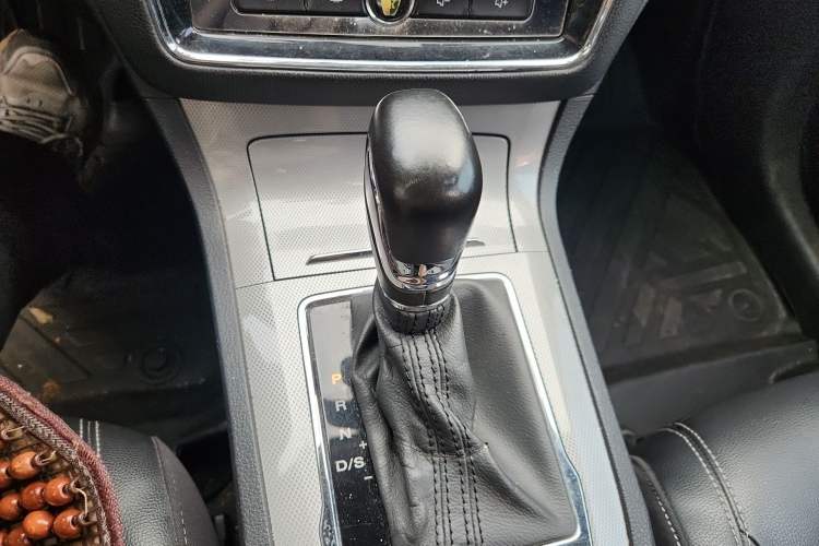 Used Roewe RX5 2018 20T Two-Wheel Drive Automatic Internet Smart Edition Gear Lever