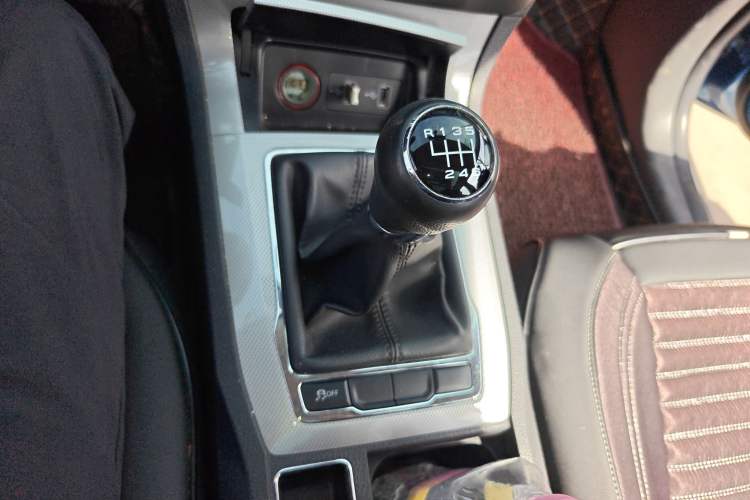 Used Roewe RX5 2018 20T Two-Wheel Drive Manual Internet Elite Edition Gear Lever