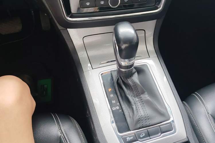 Used Roewe RX5 2018 20T Two-Wheel Drive Automatic Internet Smart Edition Gear Lever