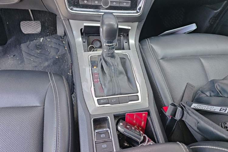 Used Roewe RX5 2018 20T Two-Wheel Drive Automatic Internet Smart Edition Gear Lever