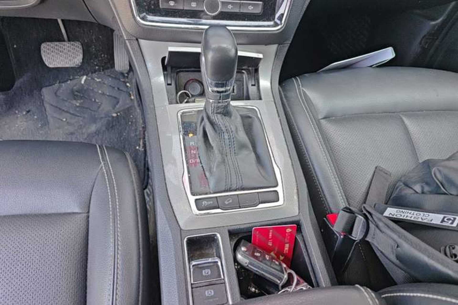 Used Roewe RX5 2018 20T Two-Wheel Drive Automatic Internet Smart Edition Gear Lever