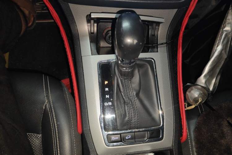 Used Roewe RX5 2018 20T Two-Wheel Drive Automatic Internet Smart Edition Gear Lever