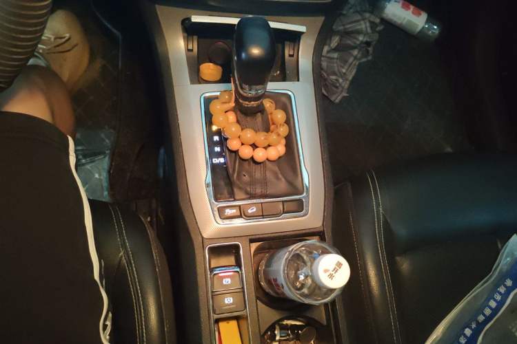 Used Roewe RX5 2018 20T Two-Wheel Drive Automatic Internet Smart Edition Gear Lever