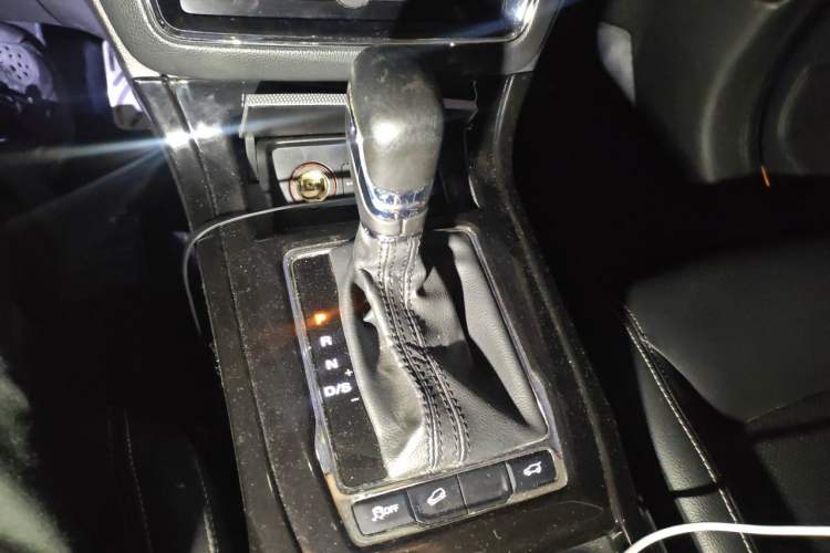 Used Roewe RX5 2018 20T Two-Wheel Drive Automatic Internet Smart Luxury Edition Gear Lever