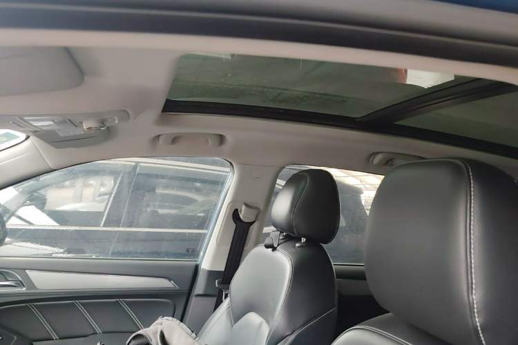 Used Roewe RX5 2018 20T Two-Wheel Drive Automatic Internet Smart Edition Headliner