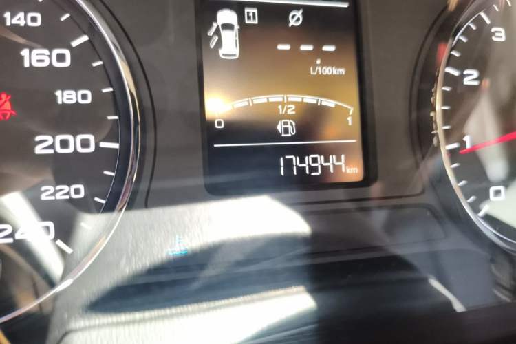Used Roewe RX5 2018 20T Two-Wheel Drive Manual Internet Smart Edition Odometer Close Up
