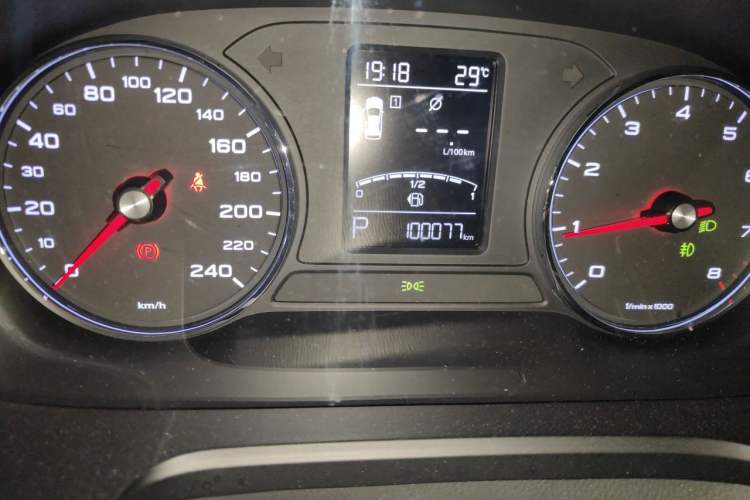 Used Roewe RX5 2018 20T Two-Wheel Drive Automatic Internet Smart Edition Odometer Close Up